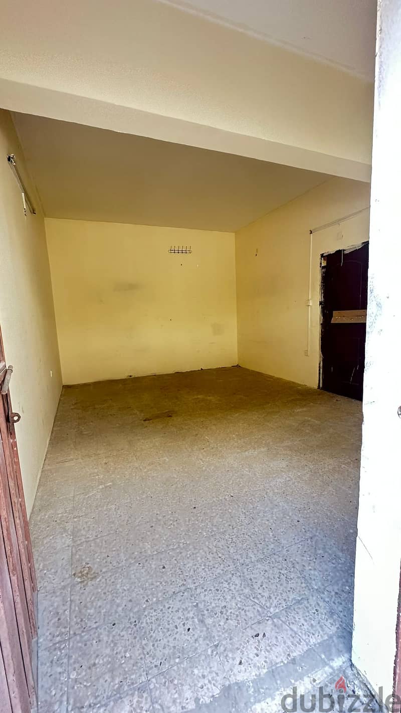 500 Garage with 8 Room for rent 2