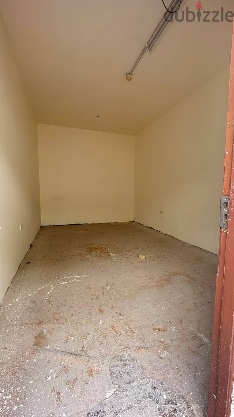 600 Garage with 4 Room For Rent 2