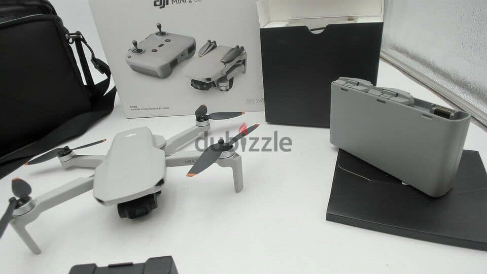 DJI - Mini 2 SE Fly More Combo Drone with Remote Control 0