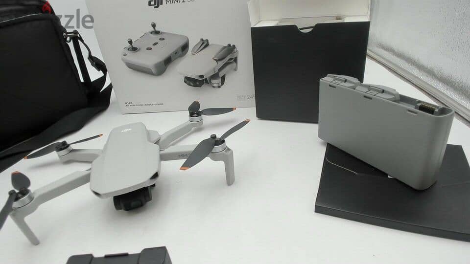 DJI - Mini 2 SE Fly More Combo Drone Remote Control 0