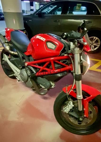 STUNNING DUCATI MONSTER 696 2