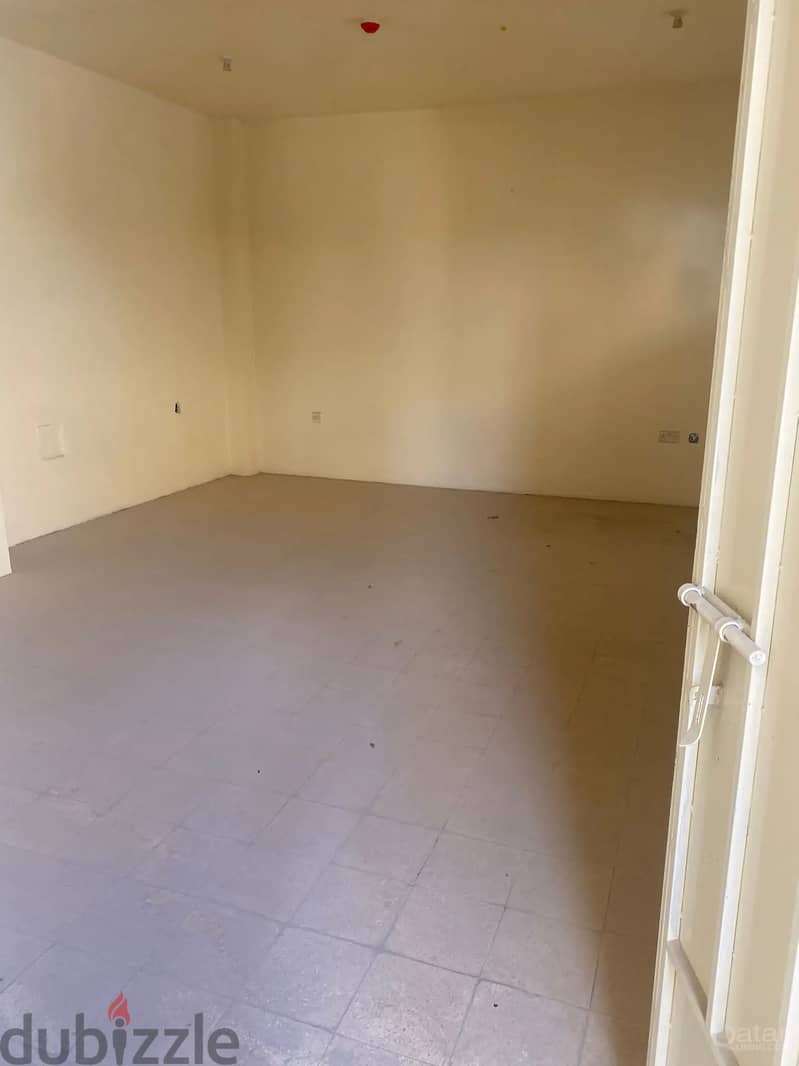 1100 Store with 7 Room For Rent 5