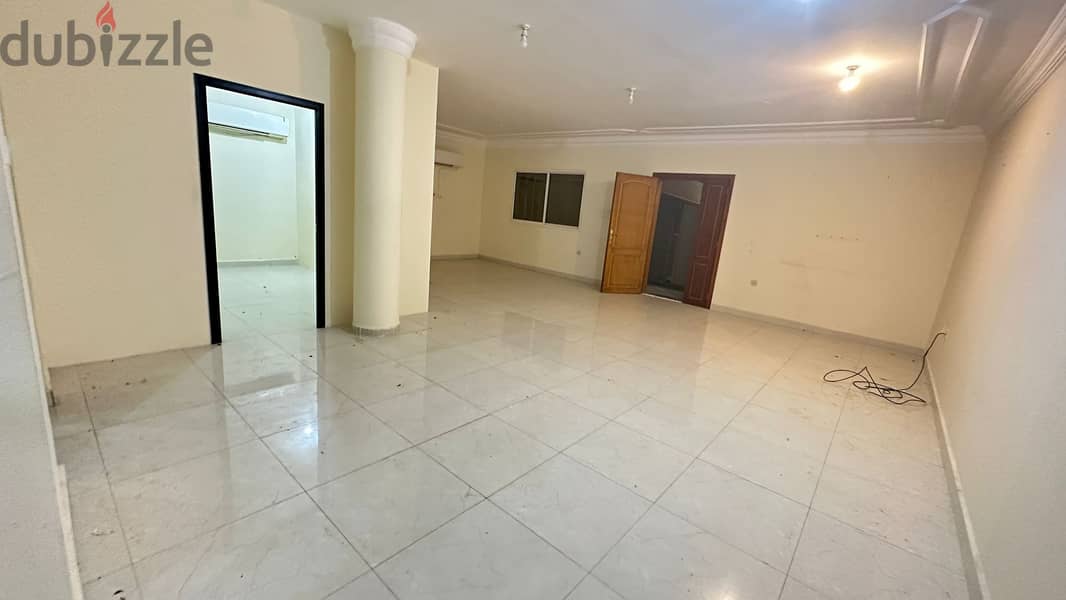 5 Bedroom + Maidroom Villa For Rent - Abuhamur 3