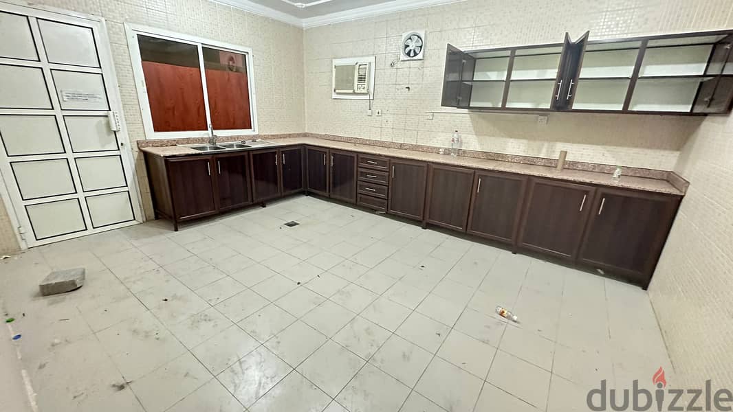 5 Bedroom + Maidroom Villa For Rent - Abuhamur 4