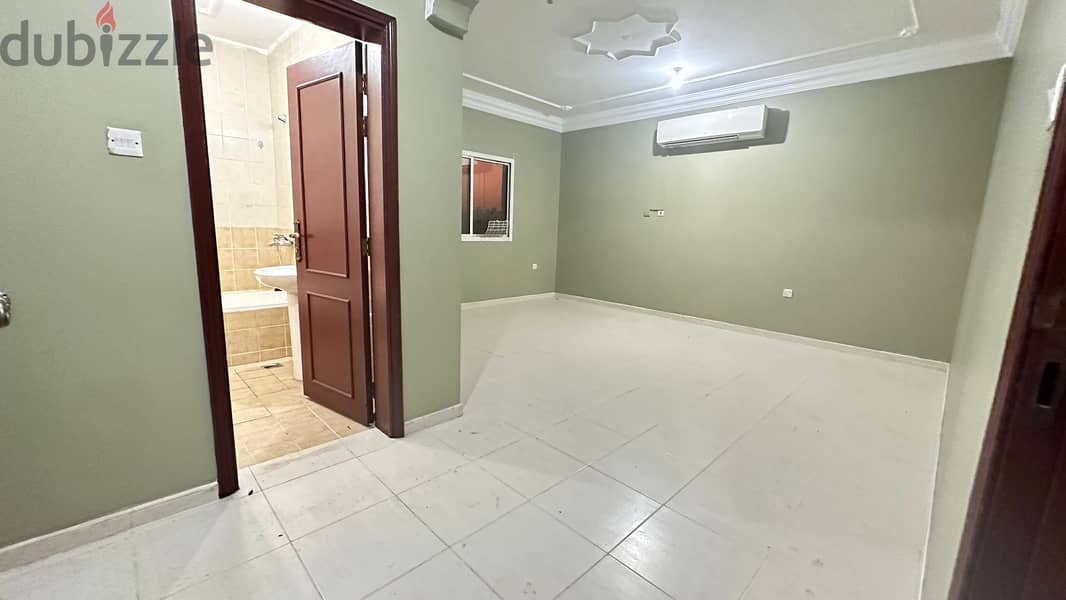 5 Bedroom + Maidroom Villa For Rent - Abuhamur 5