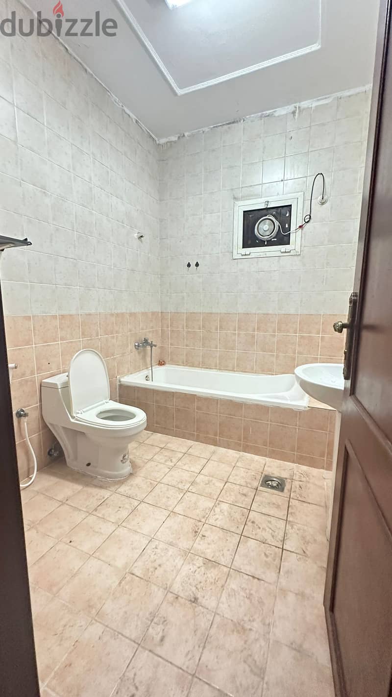 5 Bedroom + Maidroom Villa For Rent - Abuhamur 7