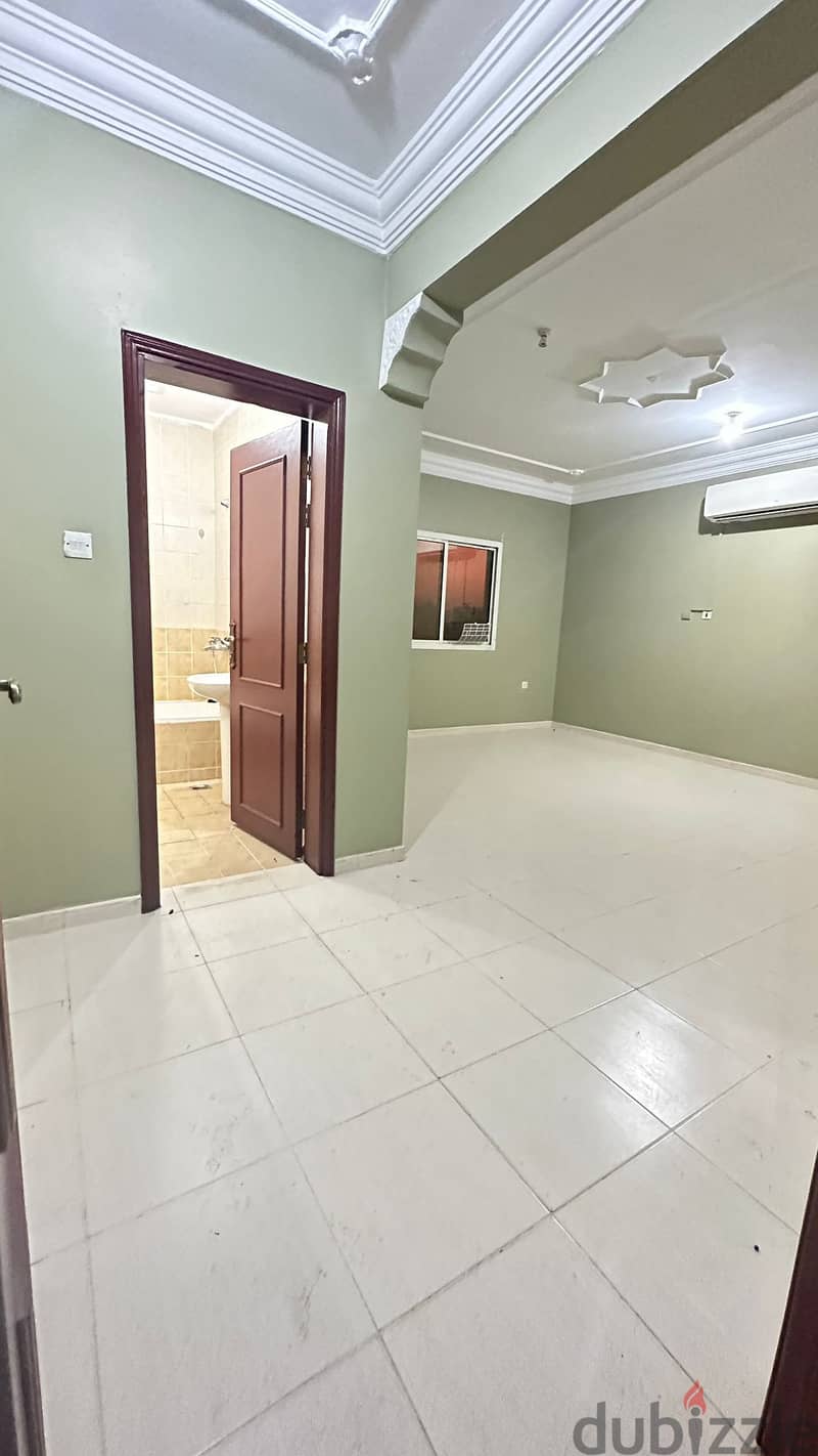 5 Bedroom + Maidroom Villa For Rent - Abuhamur 9