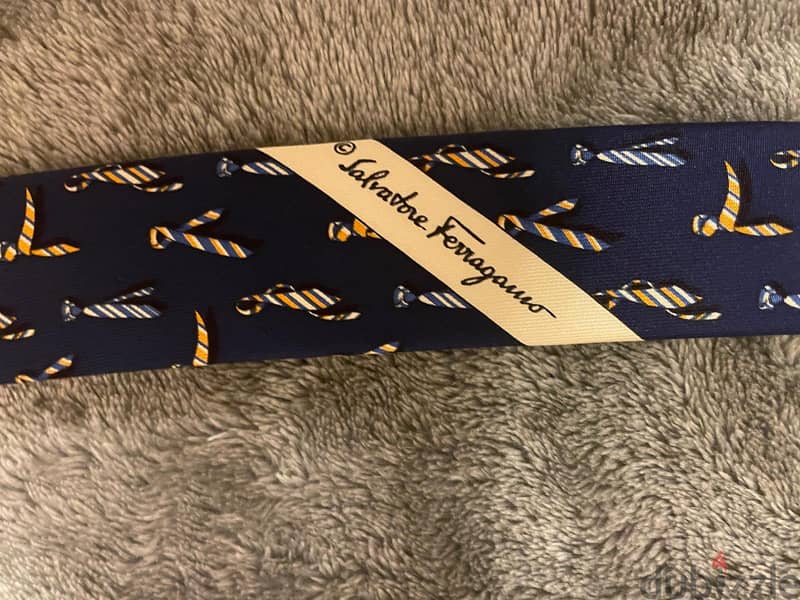 Ferragamo original tie - like new 2