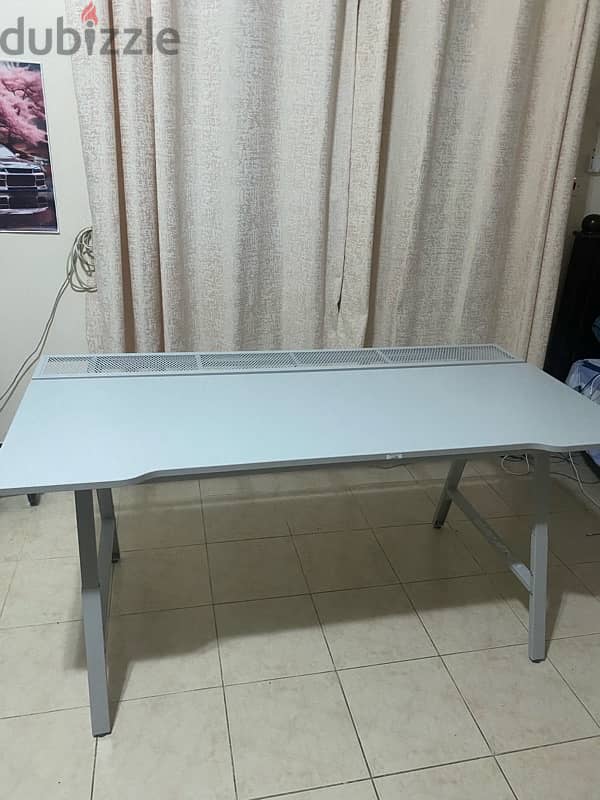 perfect condition gaming desk 1