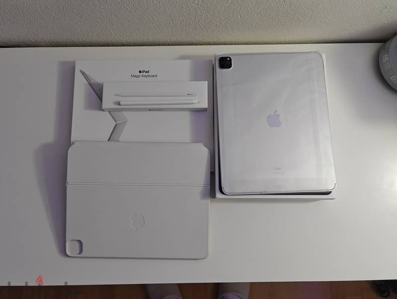 Apple iPad Pro 11-inch+ Magic Keyboard & Apple Pencil 0