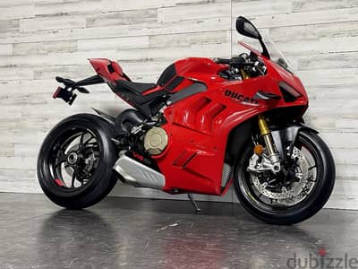 Ducati Panigale V4S ( +971 52 300 8603)