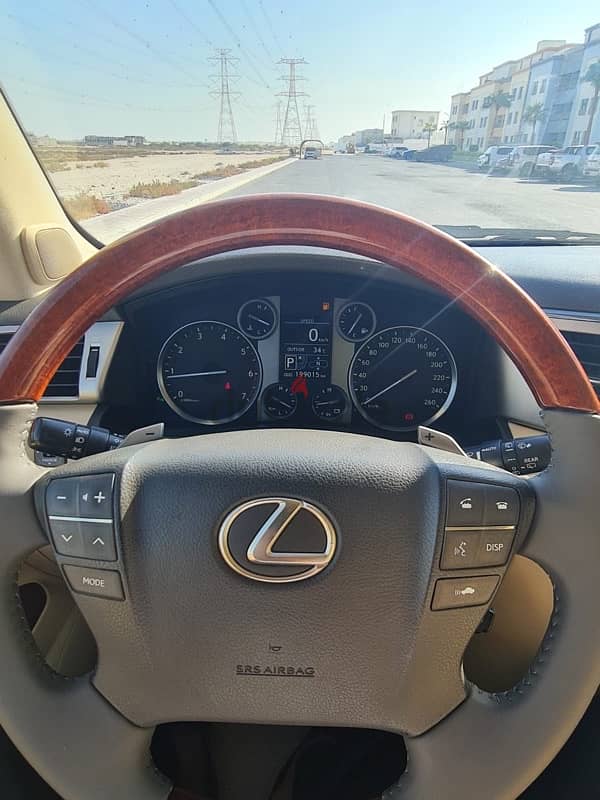 Lexus LX-Series 2013 16