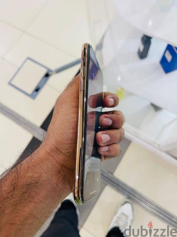 I phone 11 pro max 256 gb gold colour 7