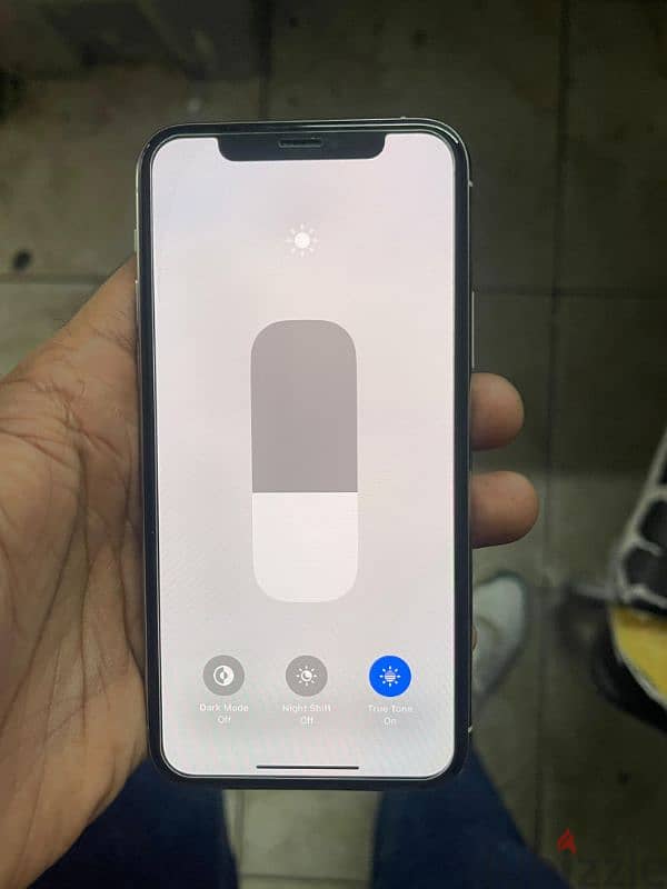 I phone 11 pro 256 gb white colour 4