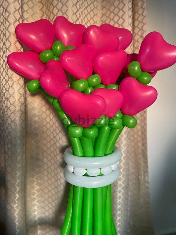 balloon twisting flower  and helper gift shop 2