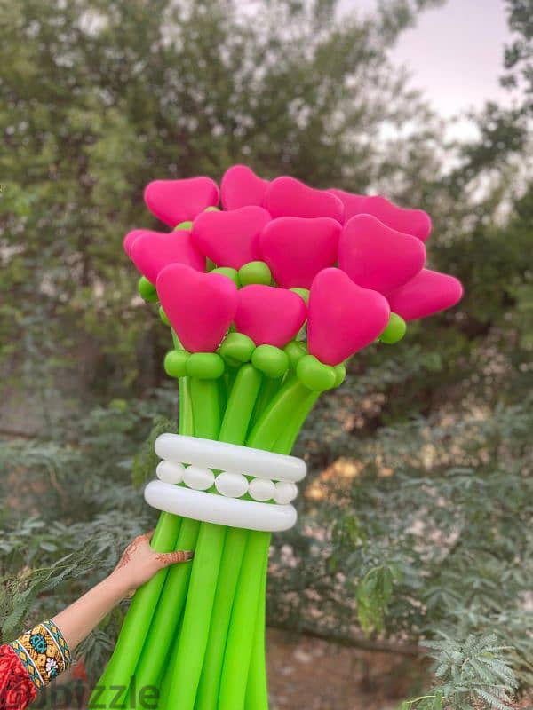 balloon twisting flower  and helper gift shop 3