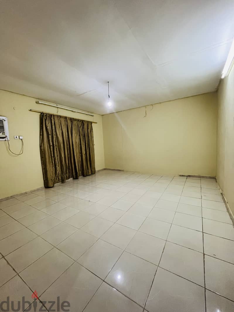 Big studio with dinning area available 1