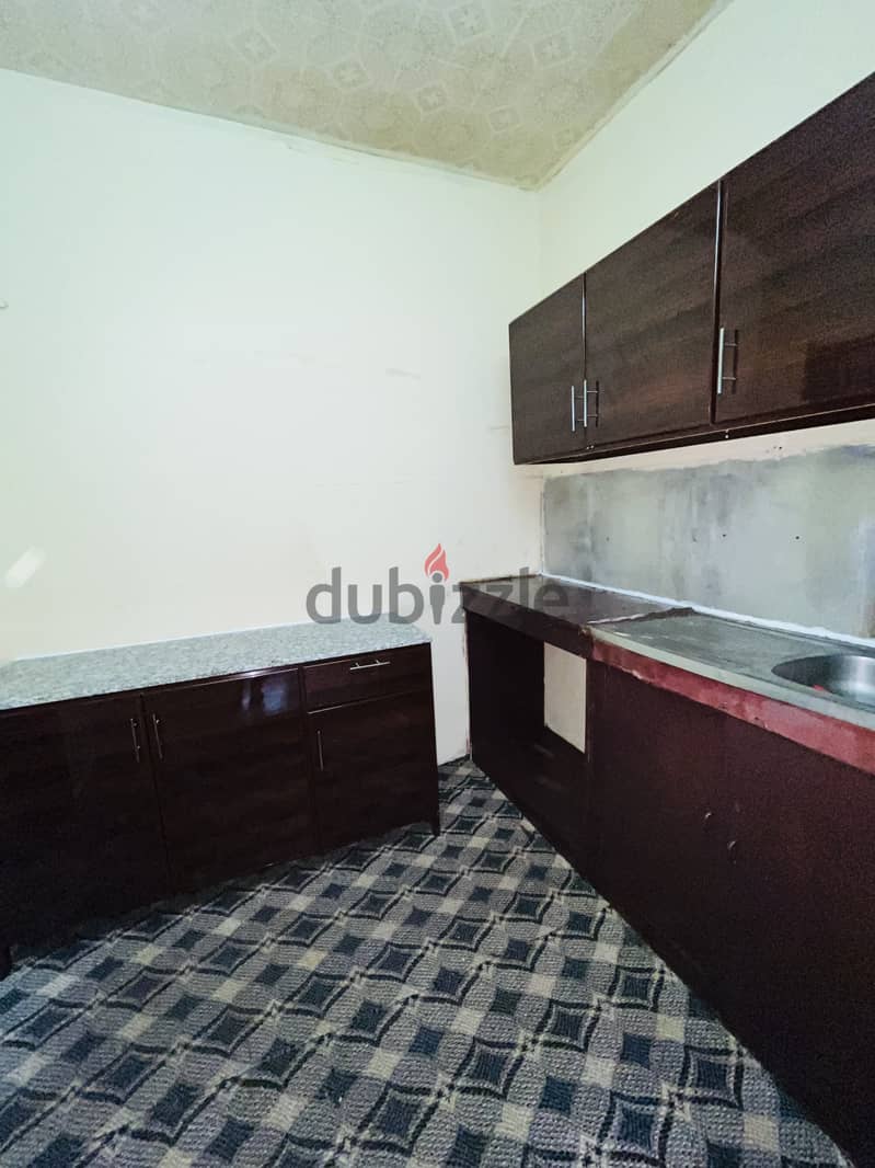 Spacious 1bhk accommodation available rent 4