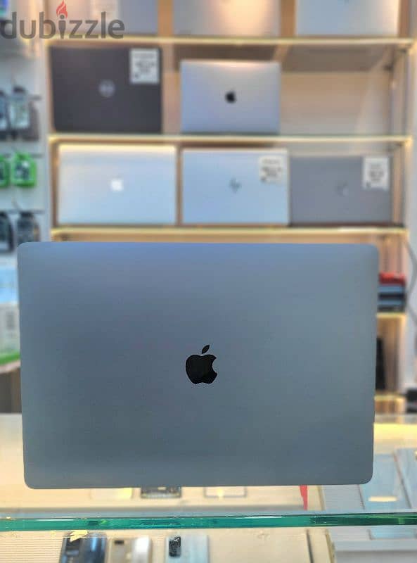 Apple MacBook Pro i7 with Graphics and Touchbar 2