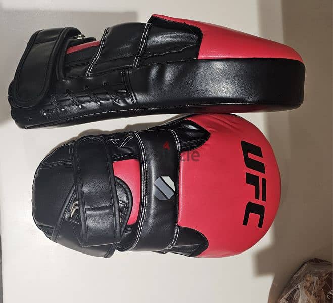 boxing gloves and pads 0