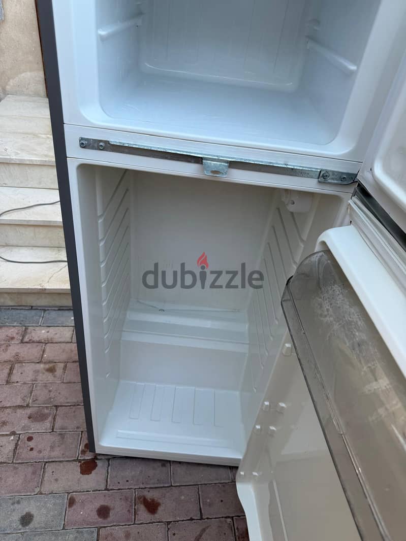 Geepas 240L Double Door Refrigerator 9