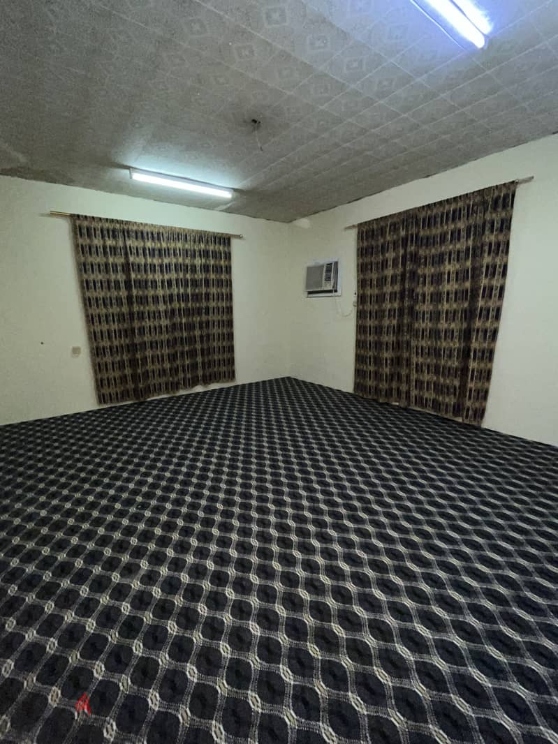 Big studio available in Al mamoura for rent 0