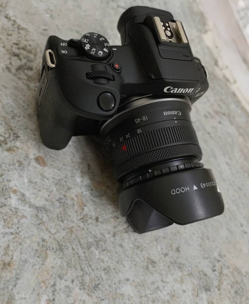 canon R100 MIRRORLESS 1