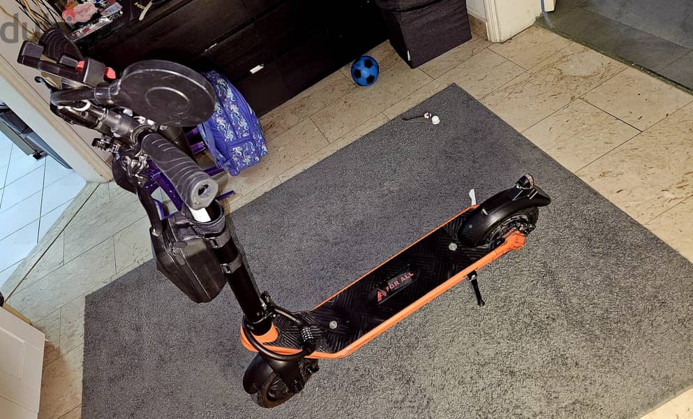 Electric Scooter with very long battery life 13