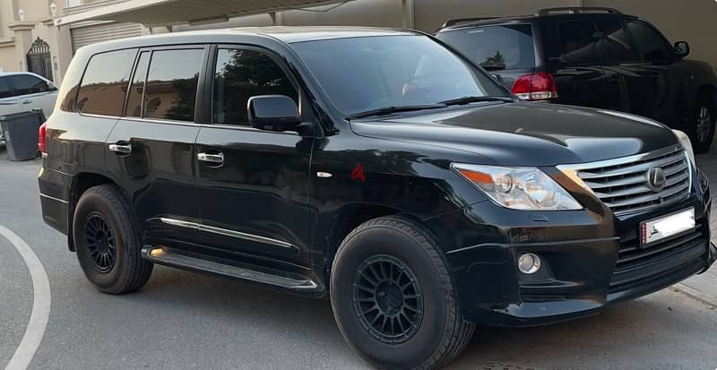 Lexus LX 570 2011 1