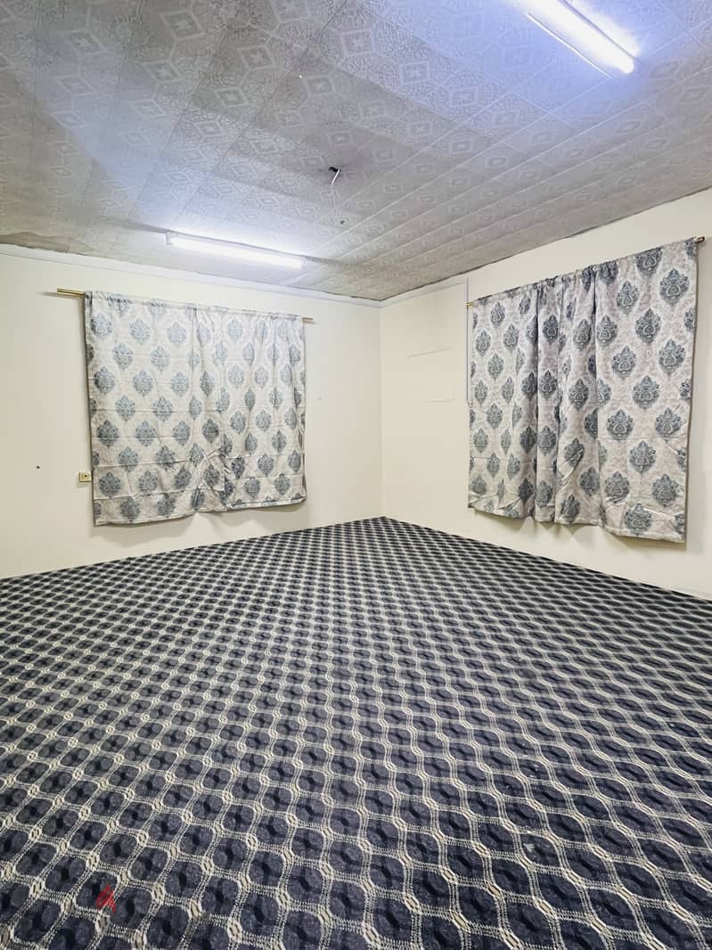 Big studio for rent available in Al mamoura 0