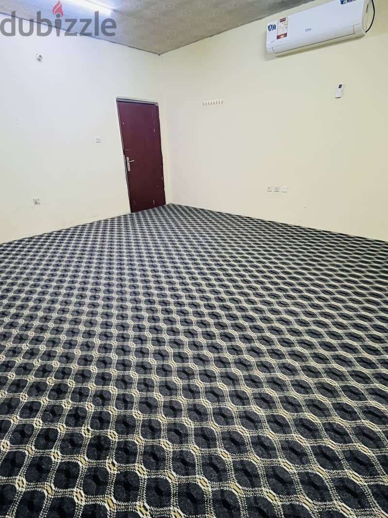 Big studio for rent available in Al mamoura 1