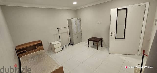 Executive Bachelor Sharing/ Seperate room with attached bathroom