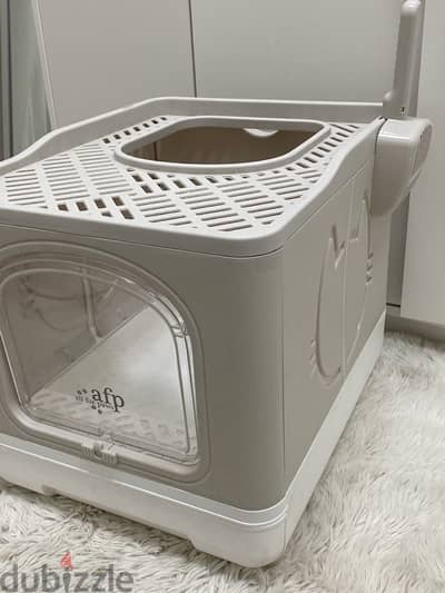 Cat litter box with door flap/ صندوق اللتر للقطط مع باب