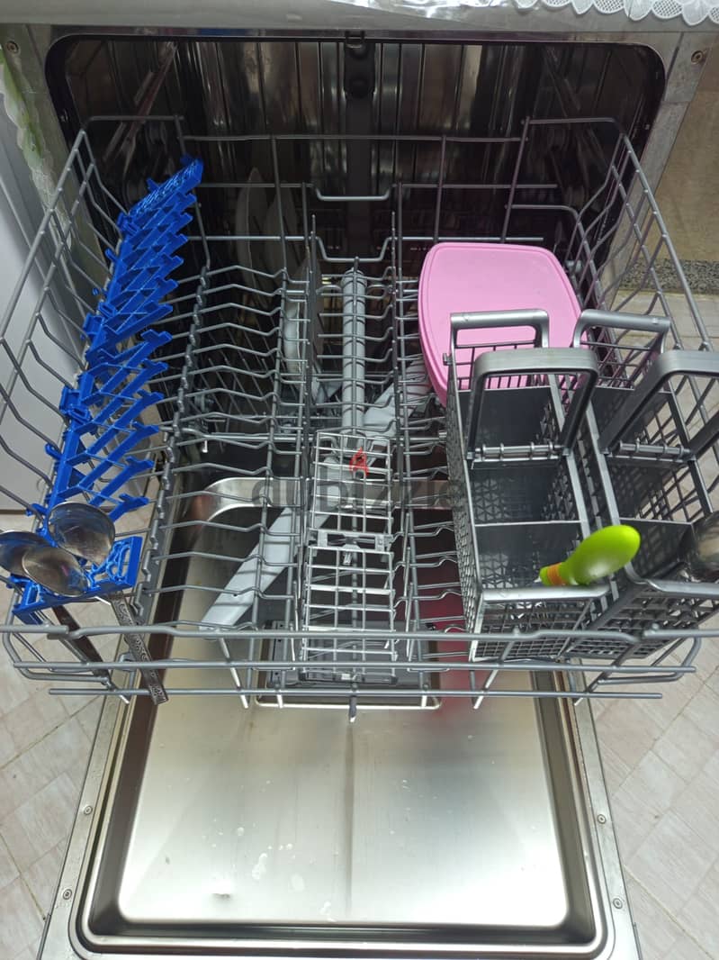 Dishwasher in good condition 2