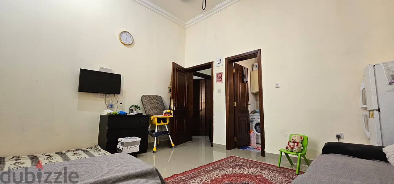 Furnished flat for single bachelor behind old retail mart no deposits 5