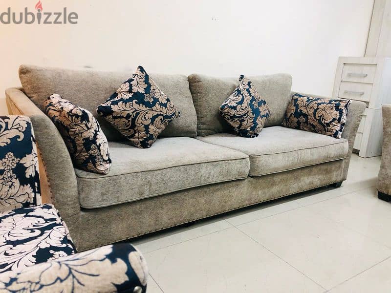 For sale Home center 7 seater sofa set 8