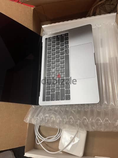 Apple MacBook Pro 13.3 256 GB i5 8th Gen 8GB WhatsApp + 31687040507