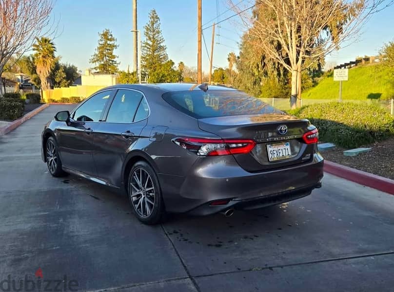 Toyota Camry 2022  Hybrid · XLE Sedan 4D 8