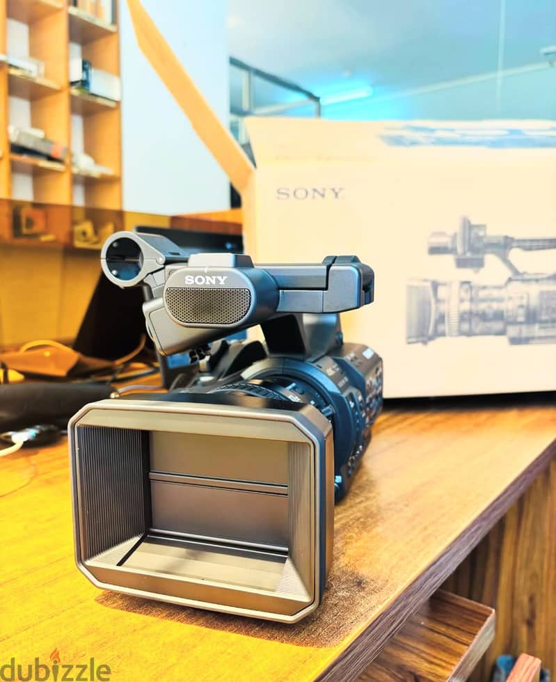 Z280:  1. Compact Design 2. High Definition 3.4K Video Recording 1