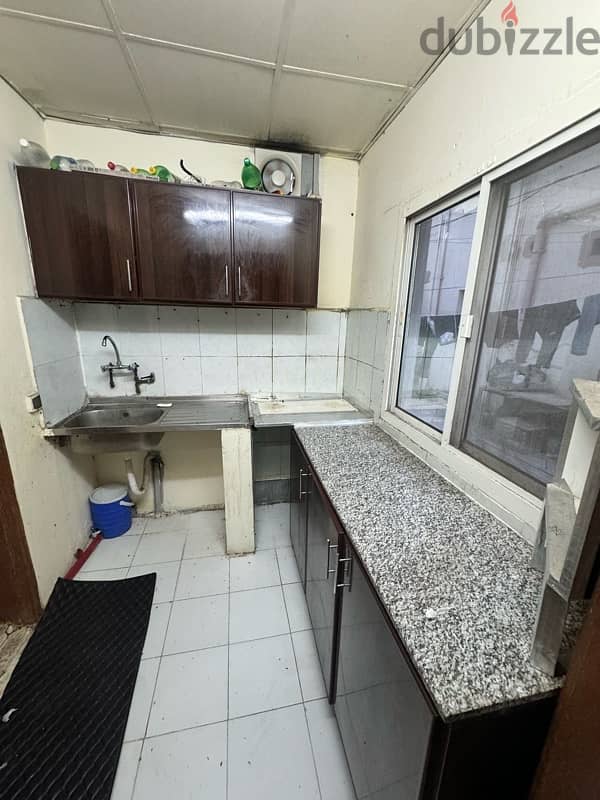 Bachelor's Studio Available . No Commission 1