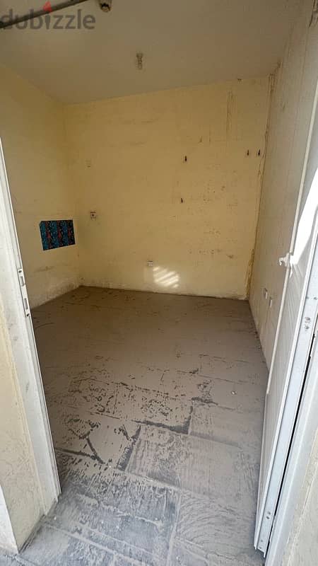 1500 Garage & 5 Room 4