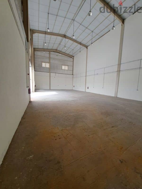 Warehouse for rent in Birkat Al-Awamer .  Land area: 2000 sqm 2