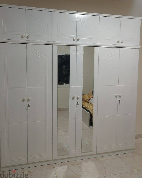 6 door big cupboard selling in Qatar. 30032896 11