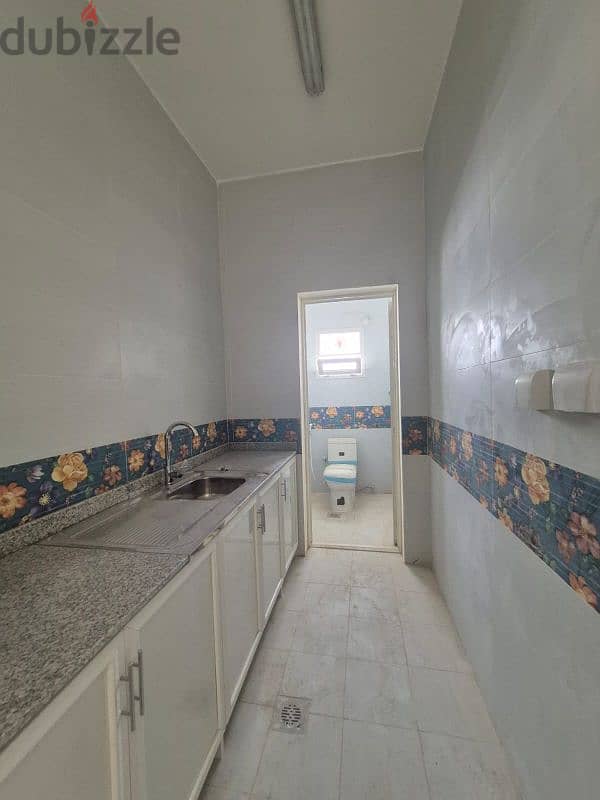 Warehouse or workshop for rent in Birkat Al-Awamer. 4