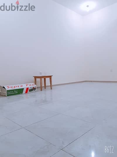 ستوديو واسع بالخيسة شامل وبدون عمولة