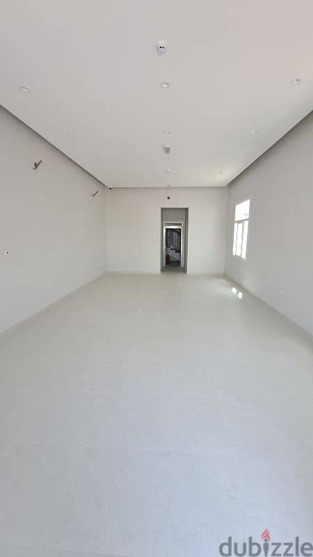 Warehouse for rent in Birkat Al-Awamer.  Land area: 1500 sqm 2