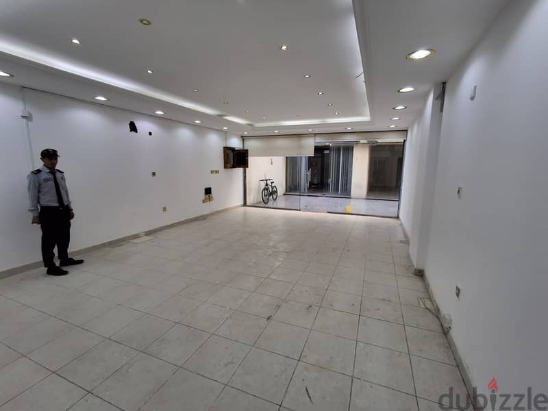 Shops for rent in commercial market in Al Gharafa. 3