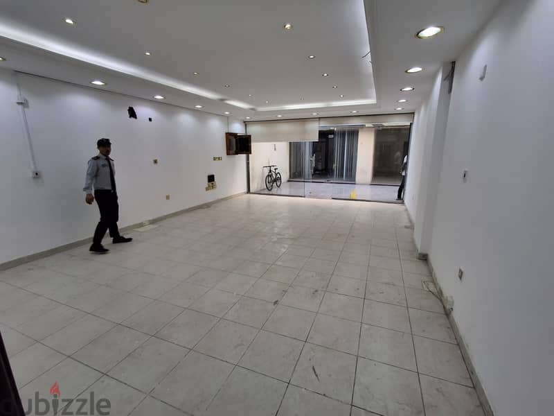 Shops for rent in commercial market in Al Gharafa. 8