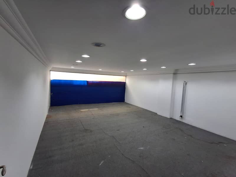 Shops for rent in commercial market in Al Gharafa. 10