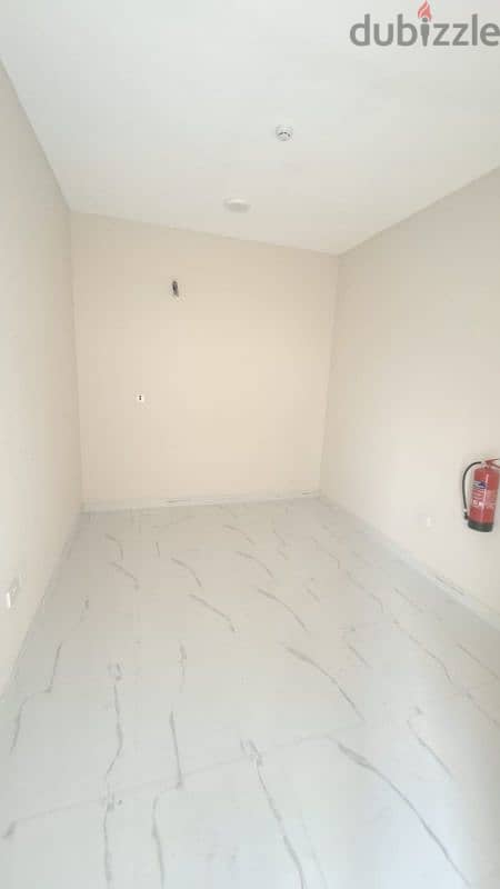 Warehouse for rent in Birkat Al-Awamer.   Land area: 1000 sqm 3